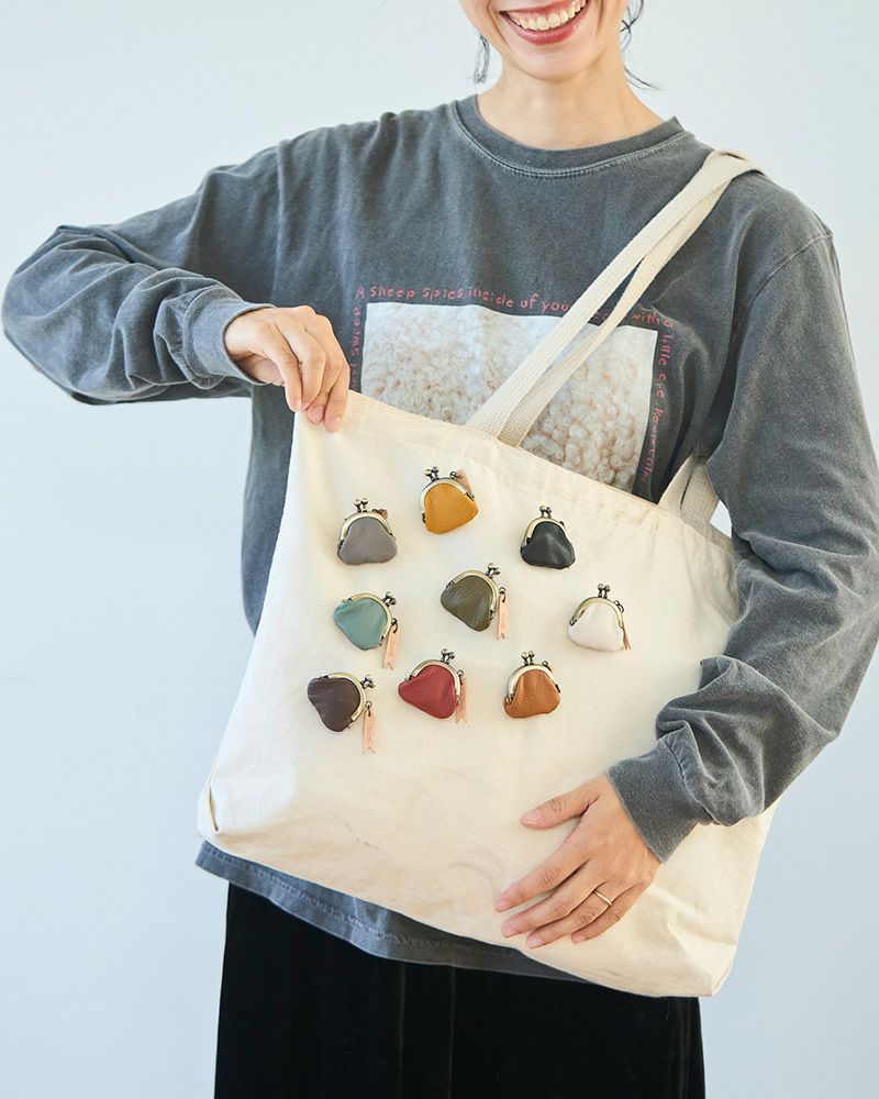 いつものバッグに遊び心を添えるお守りがま口ブローチ。小物収納もできる大人の革アクセ