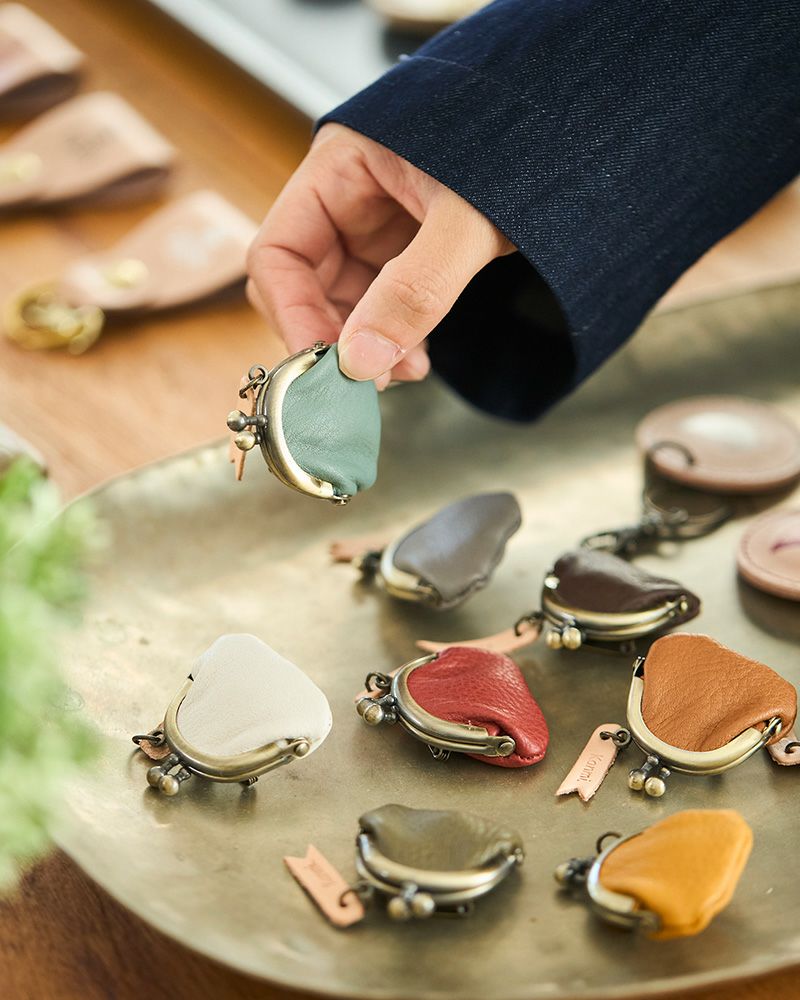 手のひらサイズのがま口ブローチ。薬やアクセをしまえて、毎日のおしゃれに寄り添う革小物。