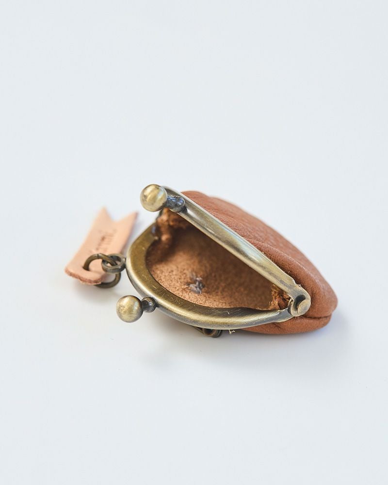 パチンと開けるミニがま口ブローチ。薬やピアスをしまえて、おしゃれも楽しめる大人アイテム。