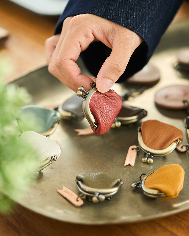 ミニサイズなのに頼れるがま口ブローチ。小物収納もできて大人の毎日にぴったり。