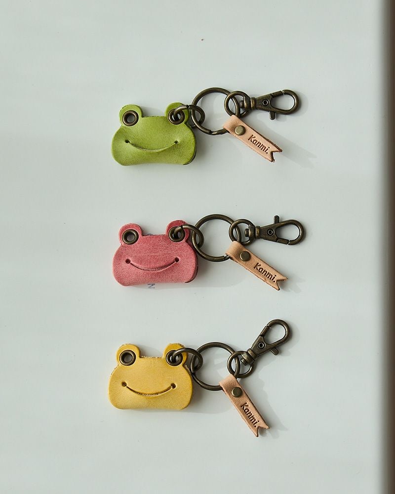 小さなカエルモチーフの革キーリングがゆらりと揺れ、バッグや鍵にやさしい存在感を添えてくれます。