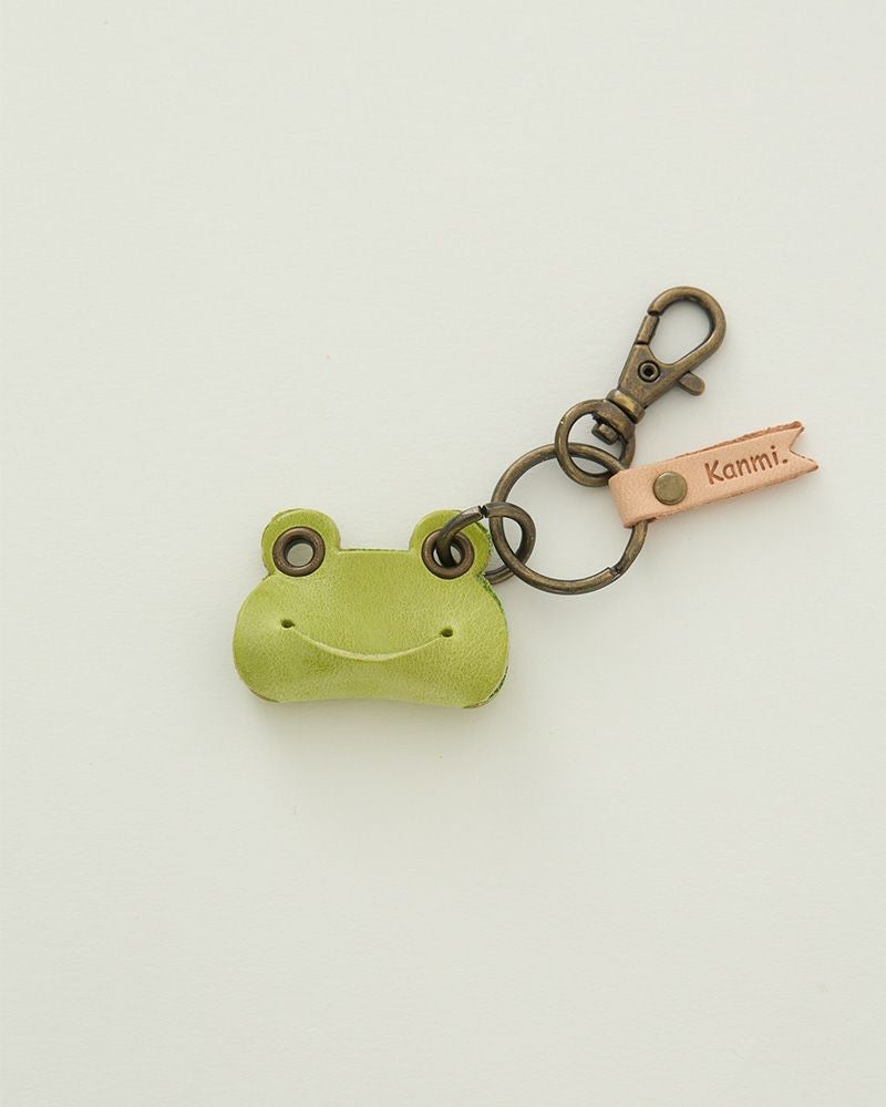 イタリアンレザーを使ったカエルキーリングが、毎日の鍵時間を楽しくする小さな癒しになります。
