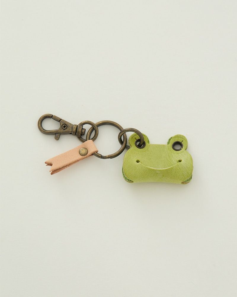 タリアンレザーで仕上げたカエルの革キーホルダーが、鍵やポーチをかわいく彩るアクセントに。