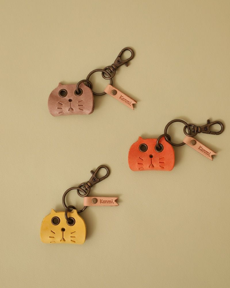 小さくても存在感あるネコのレザーキーホルダー、持ち物に寄り添うレザーの温もり