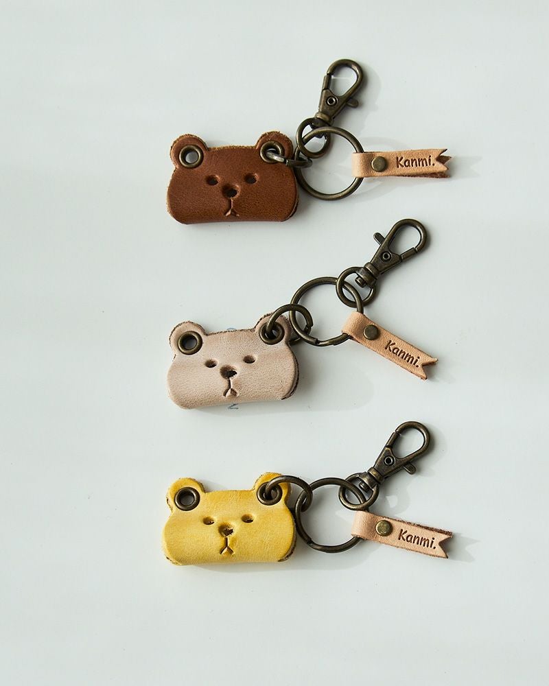 まあるいフォルムのクマのレザーキーリングが揺れ、大人の持ち物にやわらかな癒しを添える革モチーフ。
