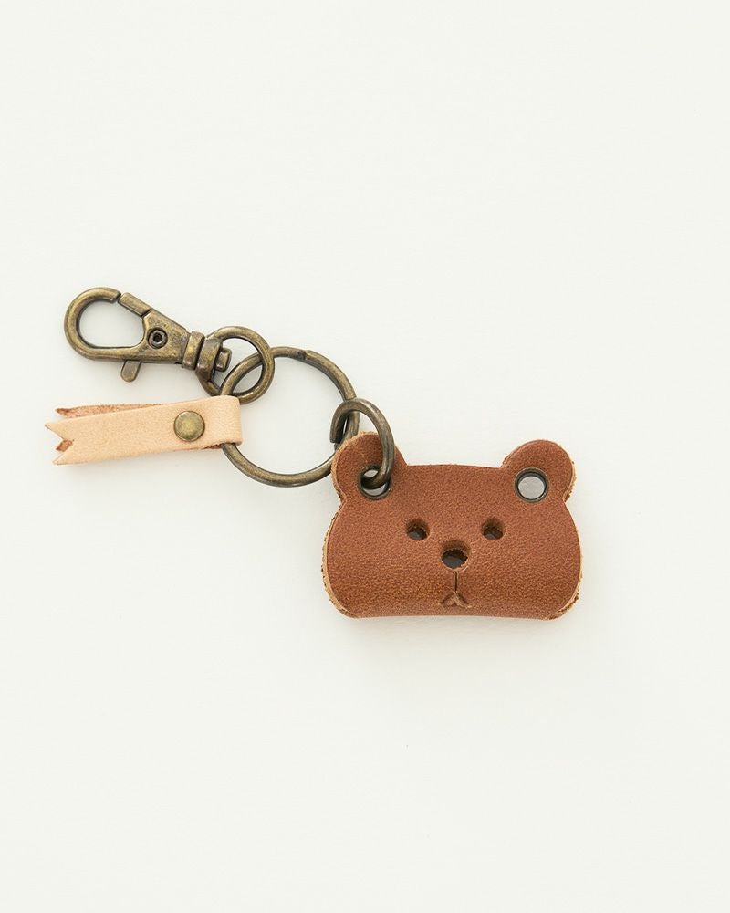 ころんとしたクマのレザーチャームが生むあたたかい気配、毎日に寄り添う上品なワンポイント