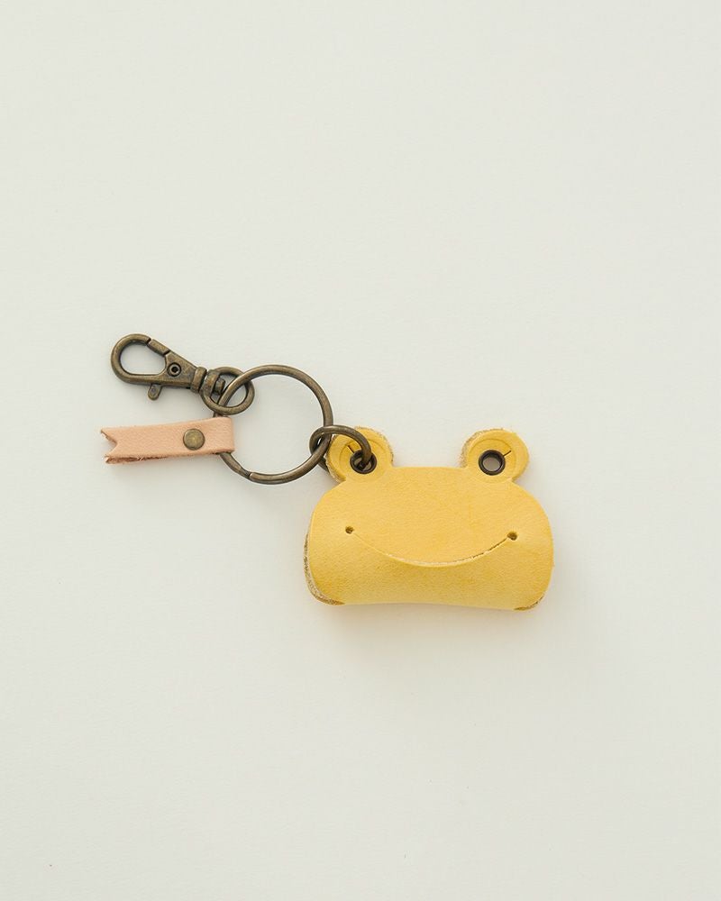 カエルの革キーリングは軽くて扱いやすく、バッグチャームとしても映えるレザーアイテムです。