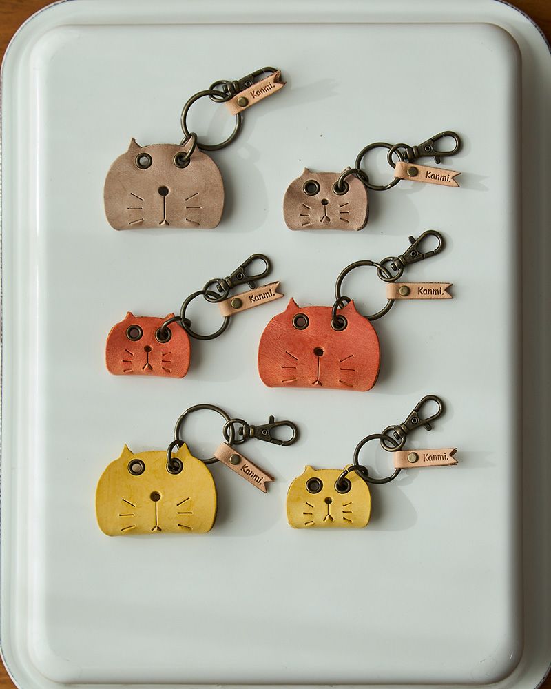 ネコキーリングが日常の風景に溶け込む、柔らかく育つイタリアンレザーの魅力