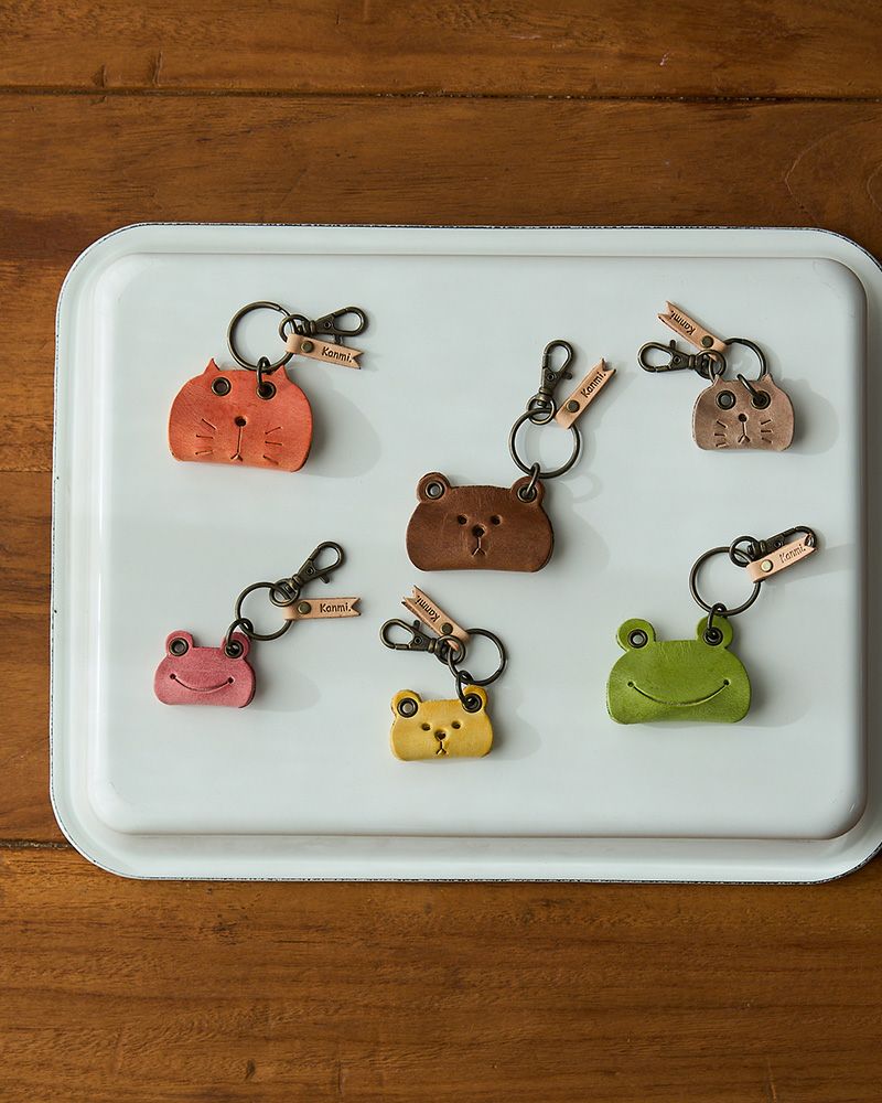 とぼけ顔のカエル、つぶらなネコ、まあるいクマ。三つの個性が揃う動物モチーフのレザーキーリング