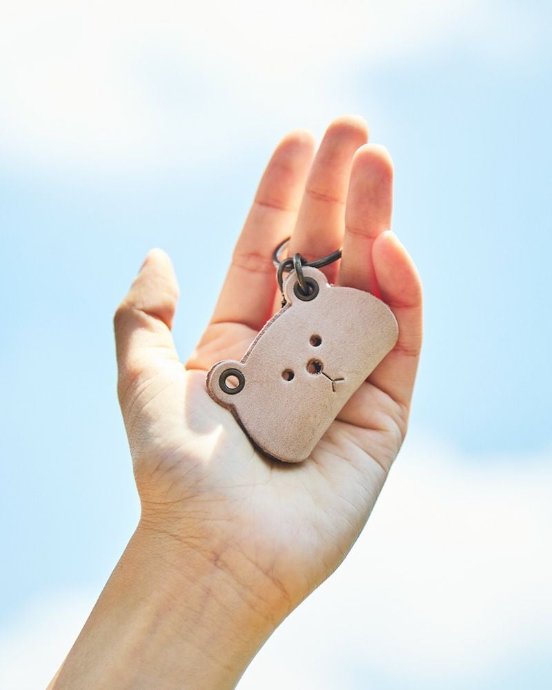 クマの革キーホルダーが描くほっとする佇まい、使うほど馴染むイタリアンレザーの深み