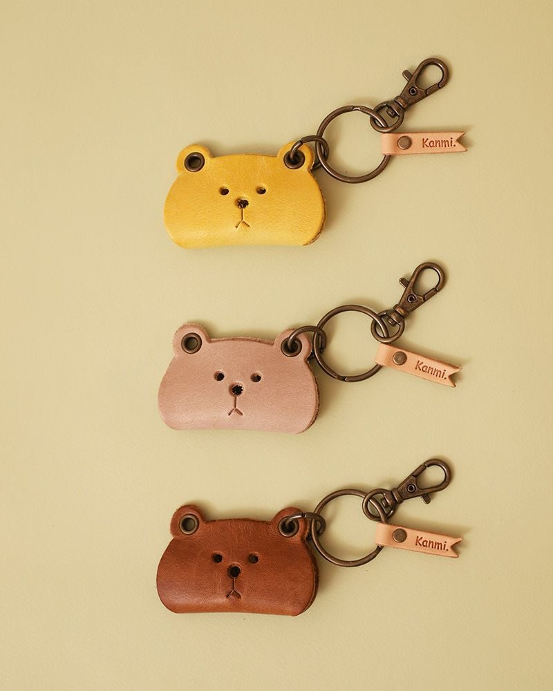 のんびりとしたクマのシルエットが揺れる革キーホルダー、育つイタリアンレザーの奥深い風合い