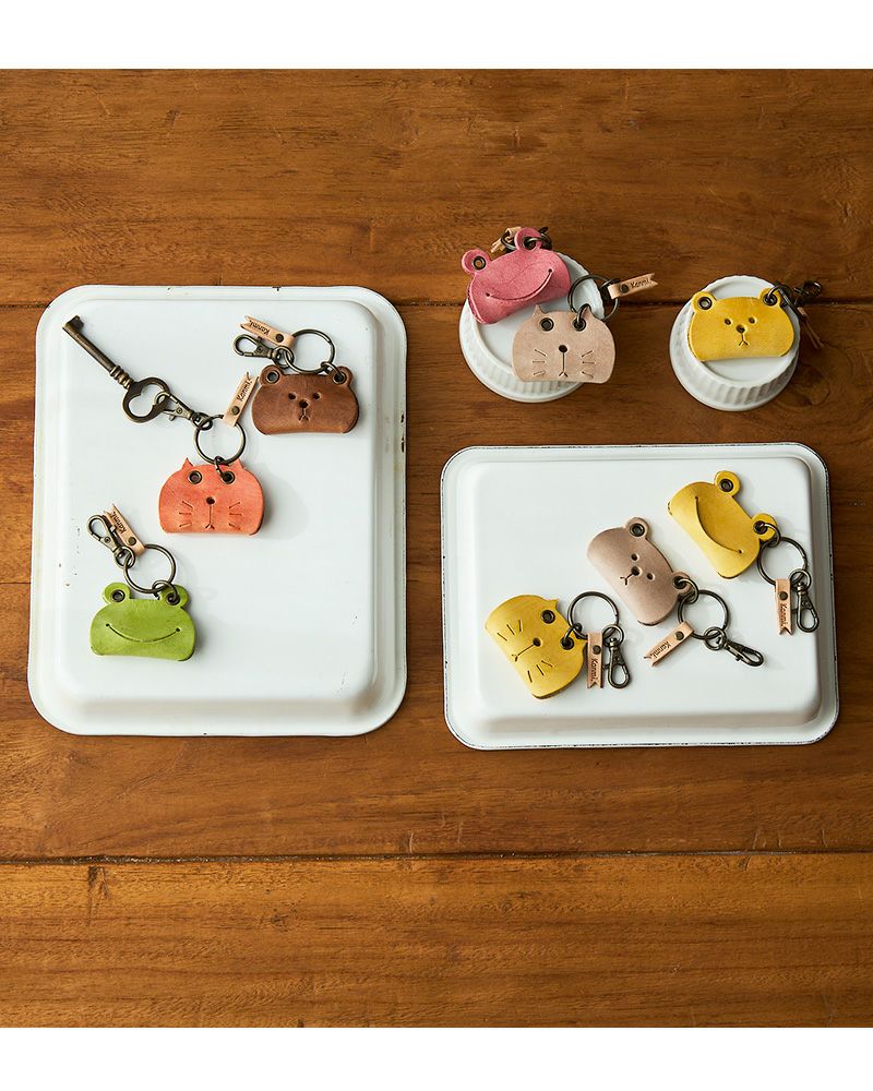 くるんと目が愛らしいカエル、気まぐれなネコ、のんびり顔のクマ。三つの動物が揃うレザーキーリングの楽しさ
