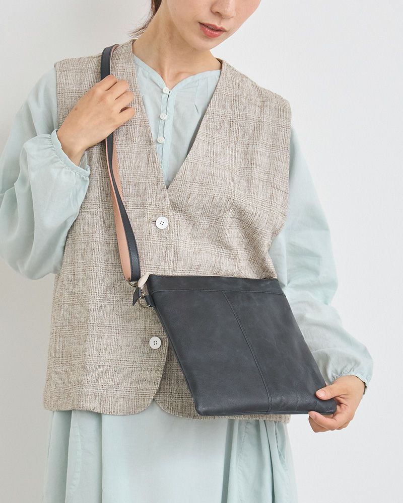 約260gの軽さで、肩がほっとする心地よさ。本革のやさしい手ざわりとスリムな形が、どんなスタイルの日にもすっとフィットするショルダー。