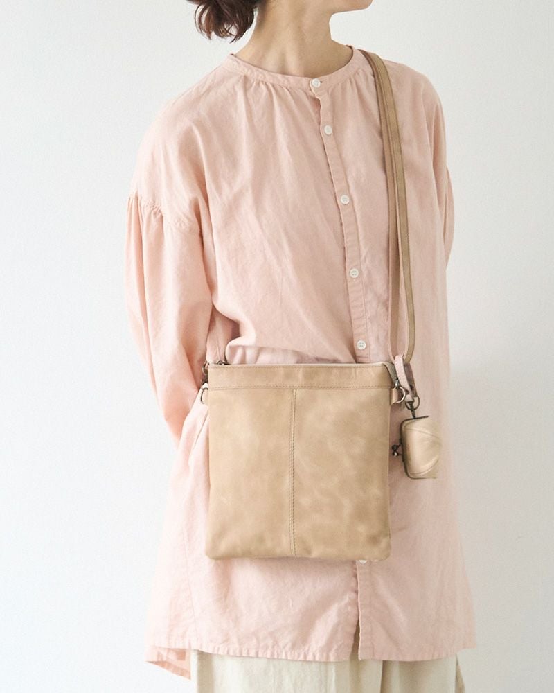 ミニマル派のための本革ショルダー。必要なものだけを入れて身軽に動けるスリム設計。毎日を軽やかにしてくれる相棒バッグです。