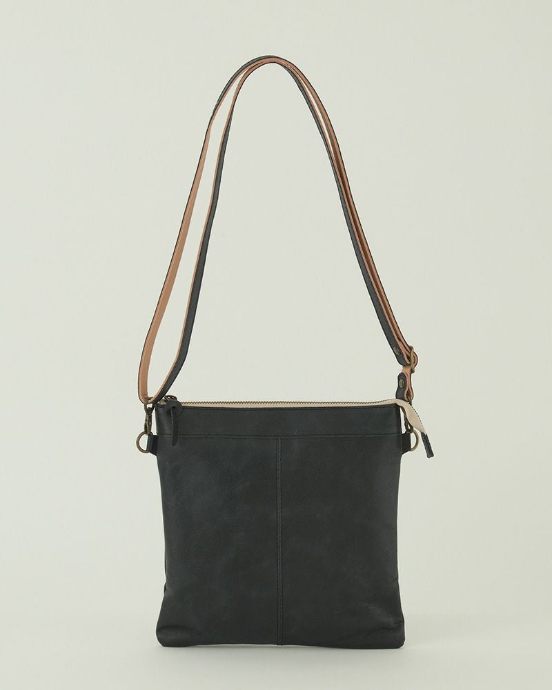 シンプル派のためのスリムな本革バッグ。どんな服にも合うまっすぐなデザインで、軽さも使い心地も満足できる軽量ショルダー。