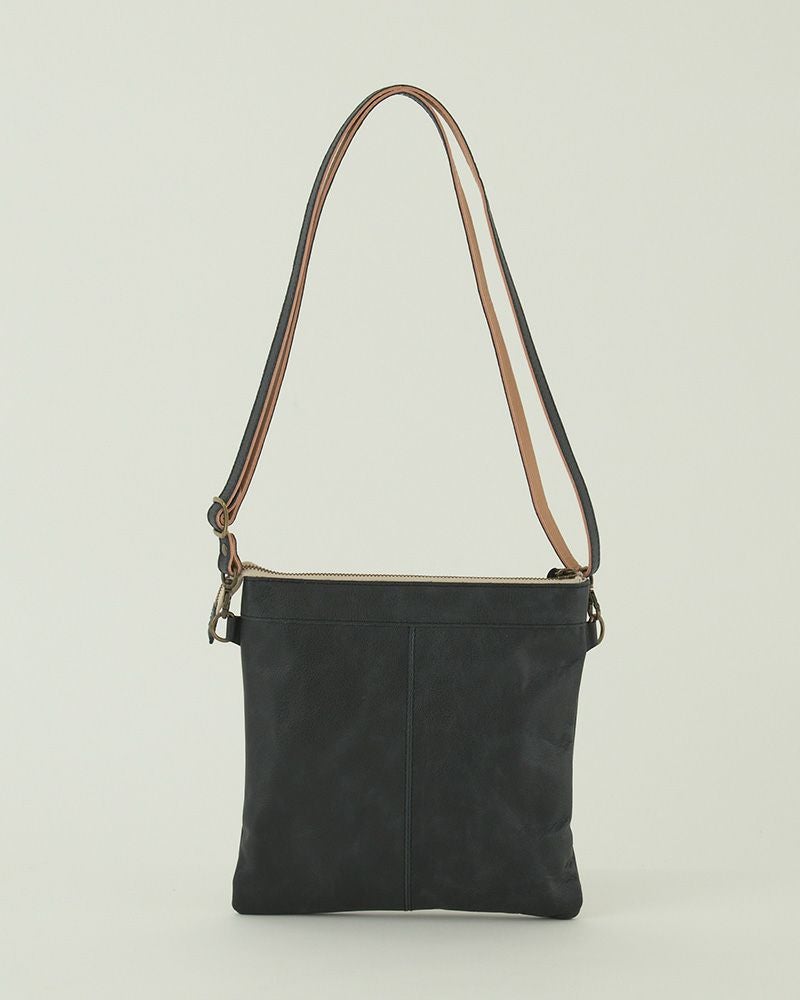 アンティーク風レザーの濃淡が美しい。軽いのに深みのある表情を楽しめる本革ショルダーは、使うほど味わいが育つ大人の相棒。