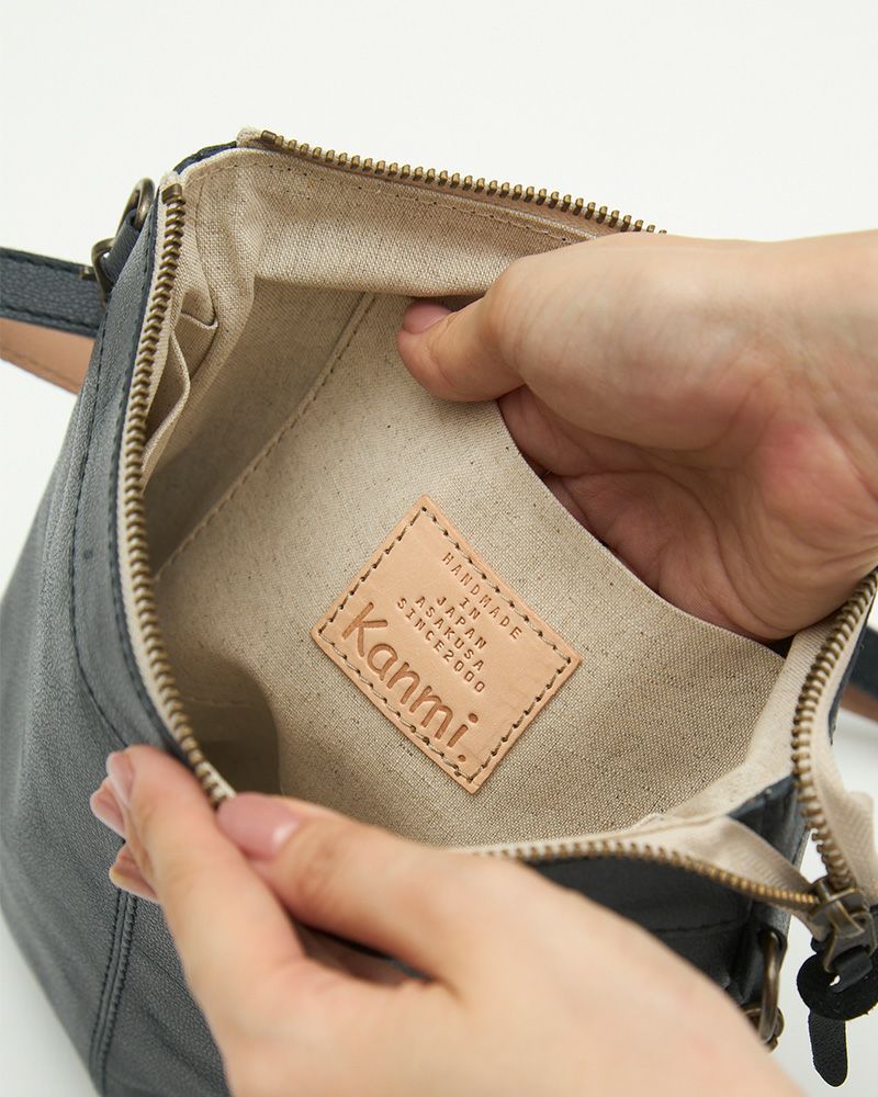 軽やかに動ける本革ショルダー。両手があく快適さに加え、内側ポケットが中身の迷子を防ぎ、通勤も散歩も心地よく過ごせます。