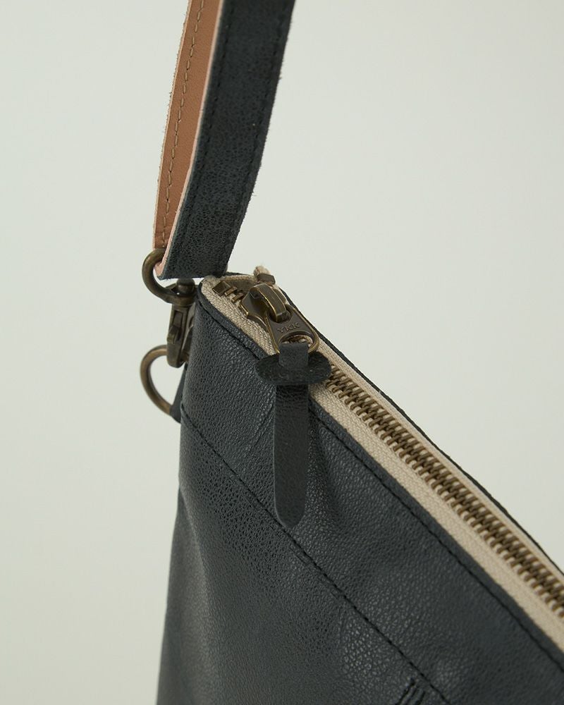 ファスナー開閉だからうっかり荷物がでることもなく安心。