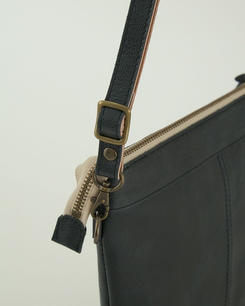 ファスナーの開け閉めがしやすいように細部にもこだわった仕様です。