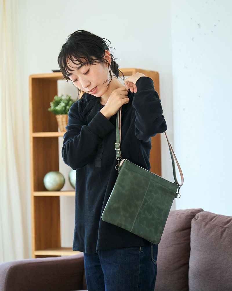 休日のお出かけが楽しくなる軽さ。必要最低限の荷物に加え、縦型ポケットにスマホが入るから、散歩やカフェ巡りにも安心のショルダー。