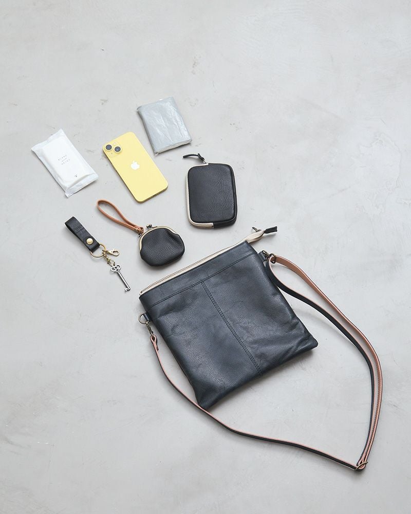 毎日持ちたくなる軽さ。スリムで軽いのに収納力はしっかりあり、内側の縦型ポケットがスマホ管理を快適にしてくれる万能ショルダーです。