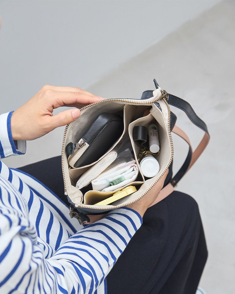 ミニマル派のための本革ショルダー。必要なものをすっきり収納でき、内側ポケットがスマホや鍵を迷子にしないシンプルで賢い設計です。