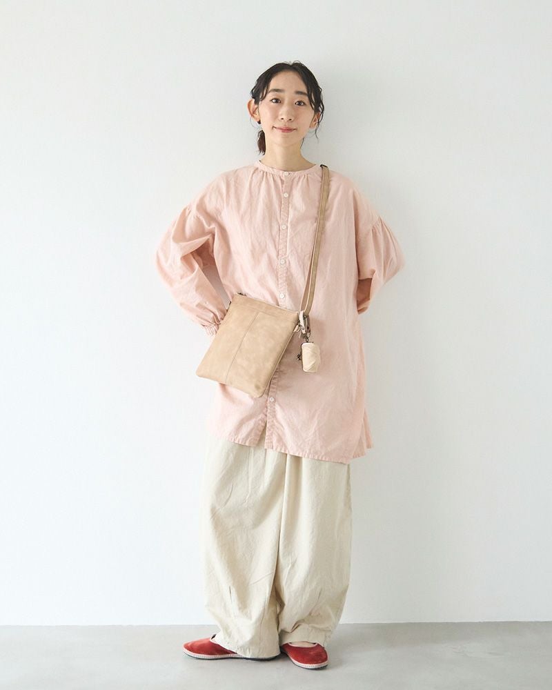 上品グレージュで大人のニュアンスを。やさしい色味の本革ショルダーは長財布も入って軽く、内側ポケットでスマホや鍵の収納も快適に整います。