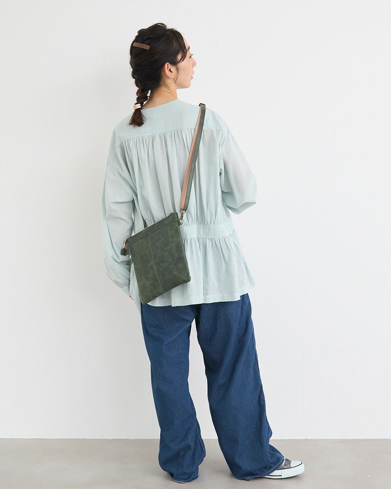 爽やかグリーンブルーで軽やかに。大人の装いにすっとなじむfuwariスリムショルダー。薄くて軽い本革バッグに、内側にはスマホが縦に入る便利なポケットも備えています。