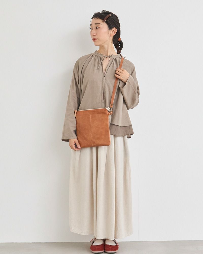 優しさをまとえるキャメル。アンティーク風レザーの濃淡が映えるスリムショルダーは、軽さに加えて内側ポケットの使いやすさもポイントです。