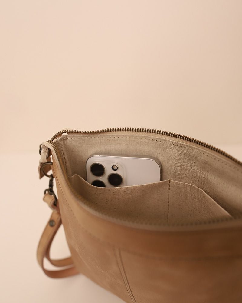 内ポケットにはスマホをすっきり収納でき、ポケットで小物が取り出しやすく身支度がスムーズになります。