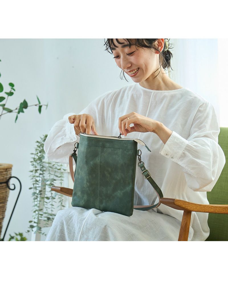 シンプル派が使いやすいスリムな本革ショルダー。どんなコーデにも合わせやすく、軽さと使い心地の良さが魅力です。