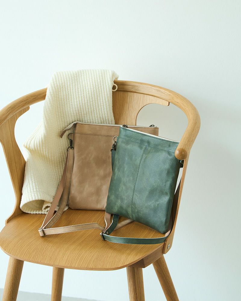 毎日持ちたくなる軽量本革ショルダー。スリムで軽いのに収納力があり、メンズにもレディースにも似合うすっきりデザインです。