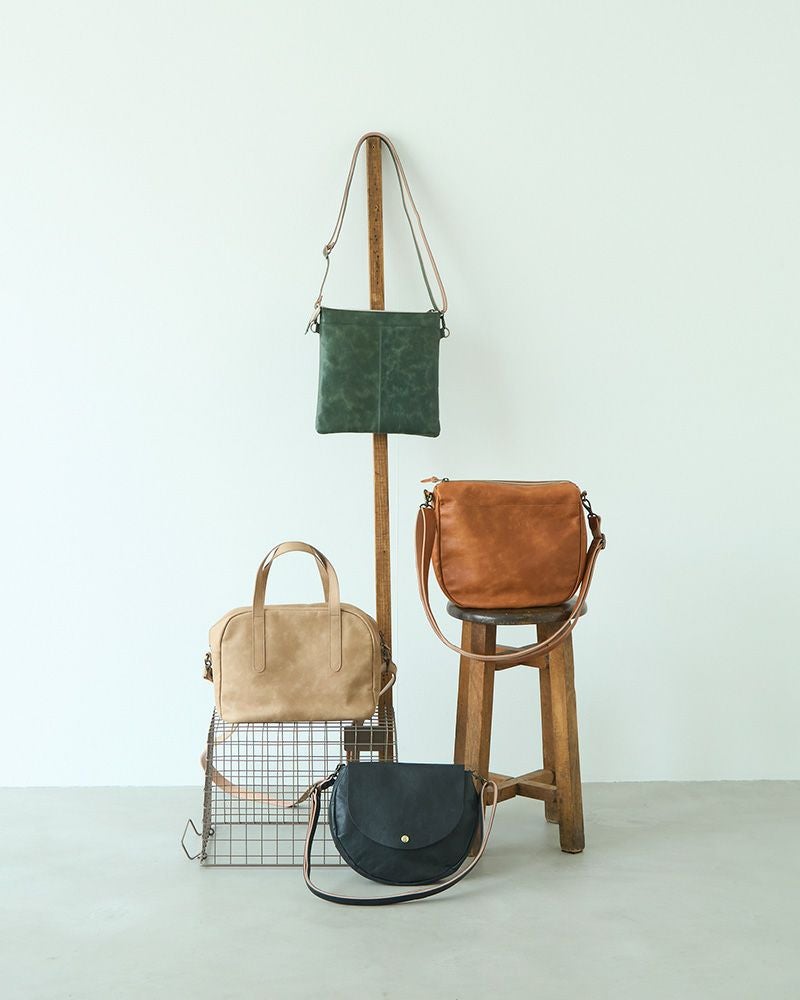 fuwariシリーズの革は大人の日常に寄り添うニュアンスレザー。やわらかな手ざわりとスリムな形が魅力で、どんな服にもまとまりよくなじみます。