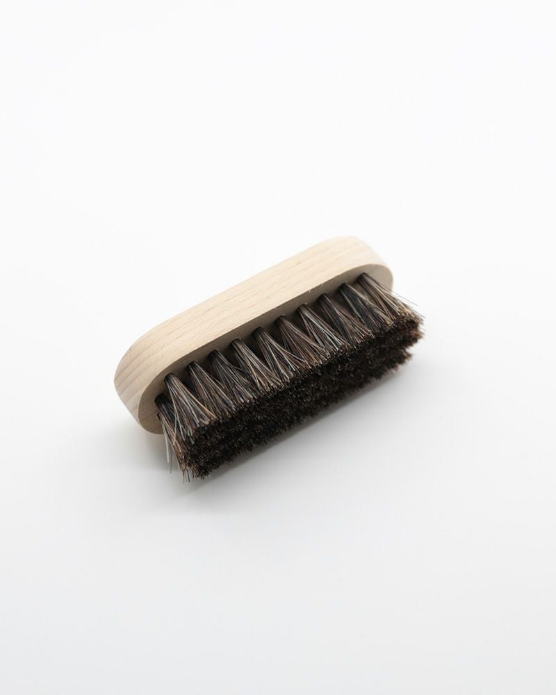 ホワイトはクリーム用に。革用デリケートクリームを均一になじませる、清潔に使える馬毛ブラシ。