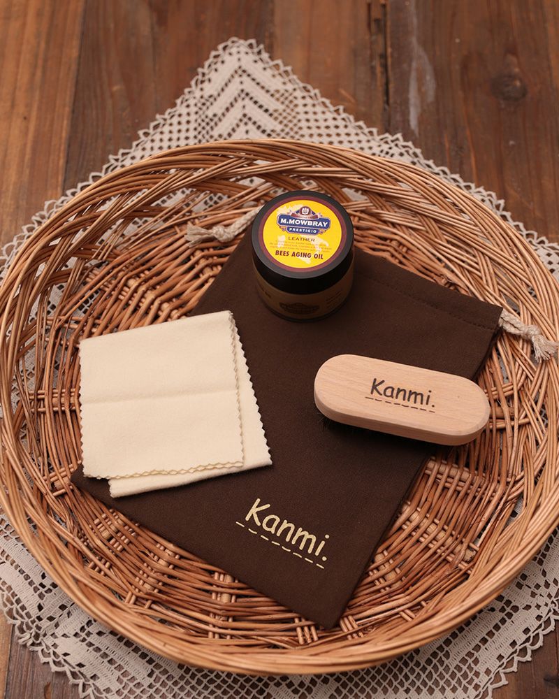 本革の栄養補給とツヤ出しがこれ1つで完了。天然ミツロウの優しい香りで革アイテムをしっとり育てるレザーケアセット。