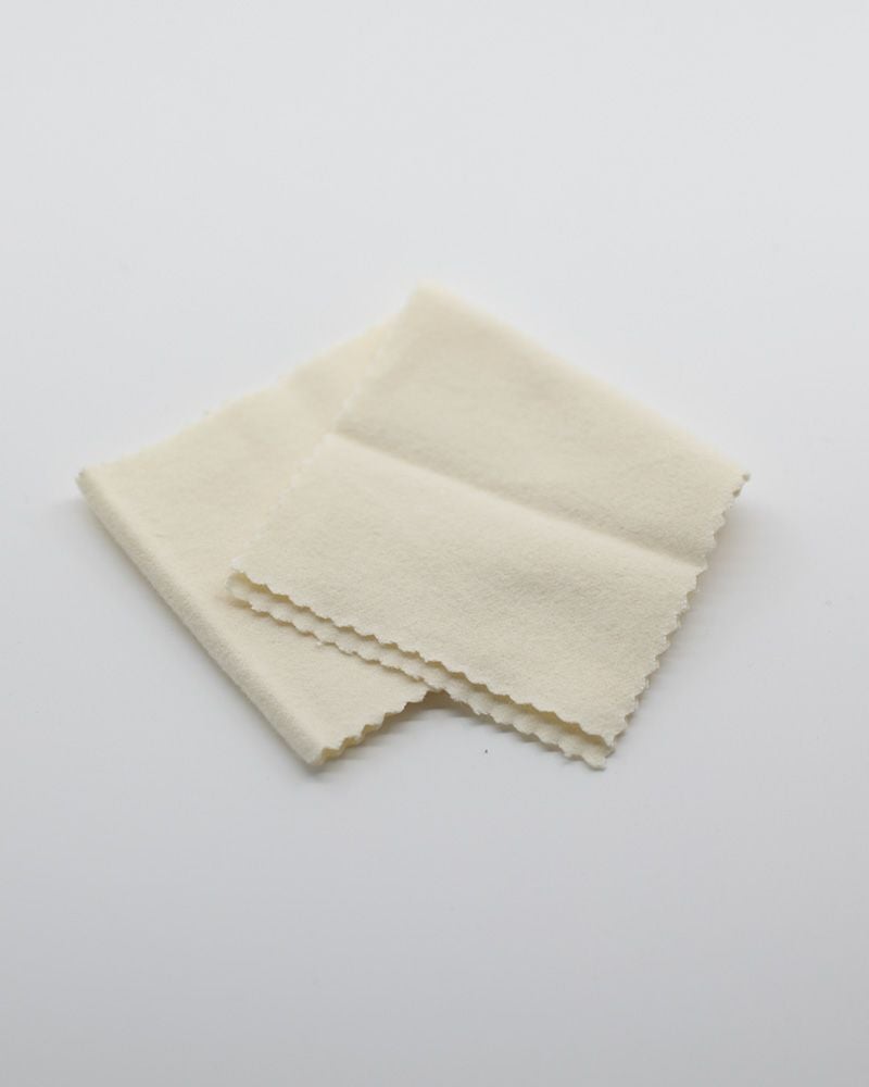 革を傷つけにくいやわらかなクロス。レザーケアオイルの塗布や乾拭きに最適で、バッグや財布のお手入れをムラなくきれいに仕上げます