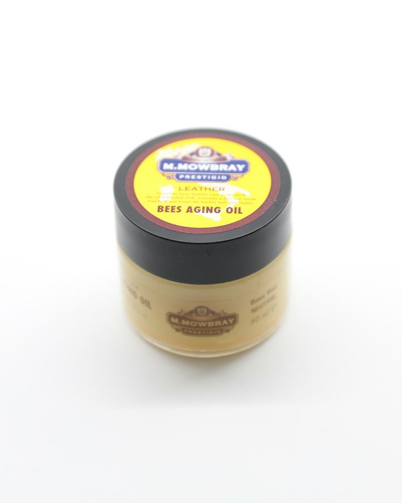 ミツロウ配合のレザーケアオイル付き。本革に潤い・柔らかさ・ツヤを与えて経年変化も楽しめるお手入れセット。