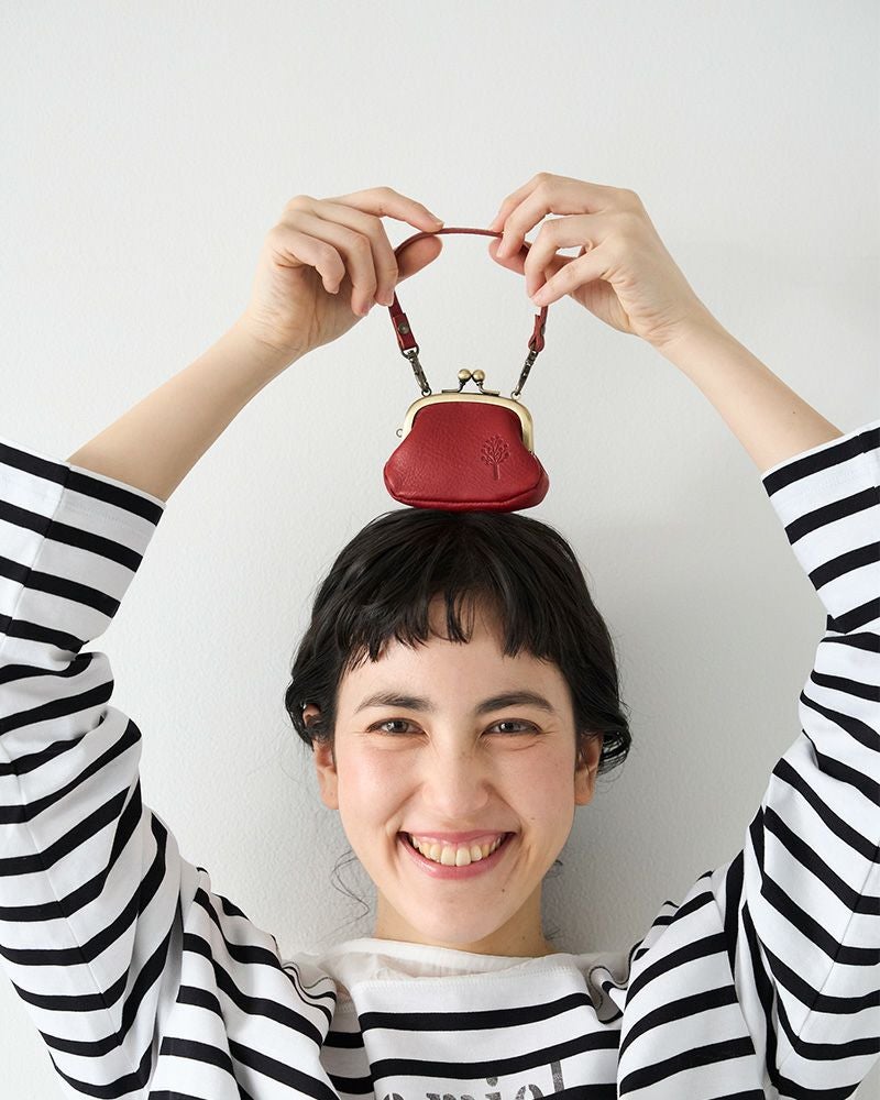 かばんにちょこんと、レトロな可愛さ。小物が入る本革がま口バッグチャームで、毎日に小さなときめきを