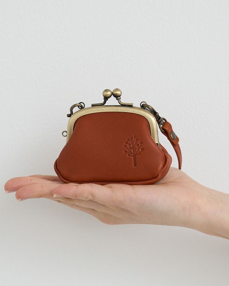 かわいくて、ちゃんと便利。AirPodsや鍵が入る、本革仕立てのがま口バッグチャーム