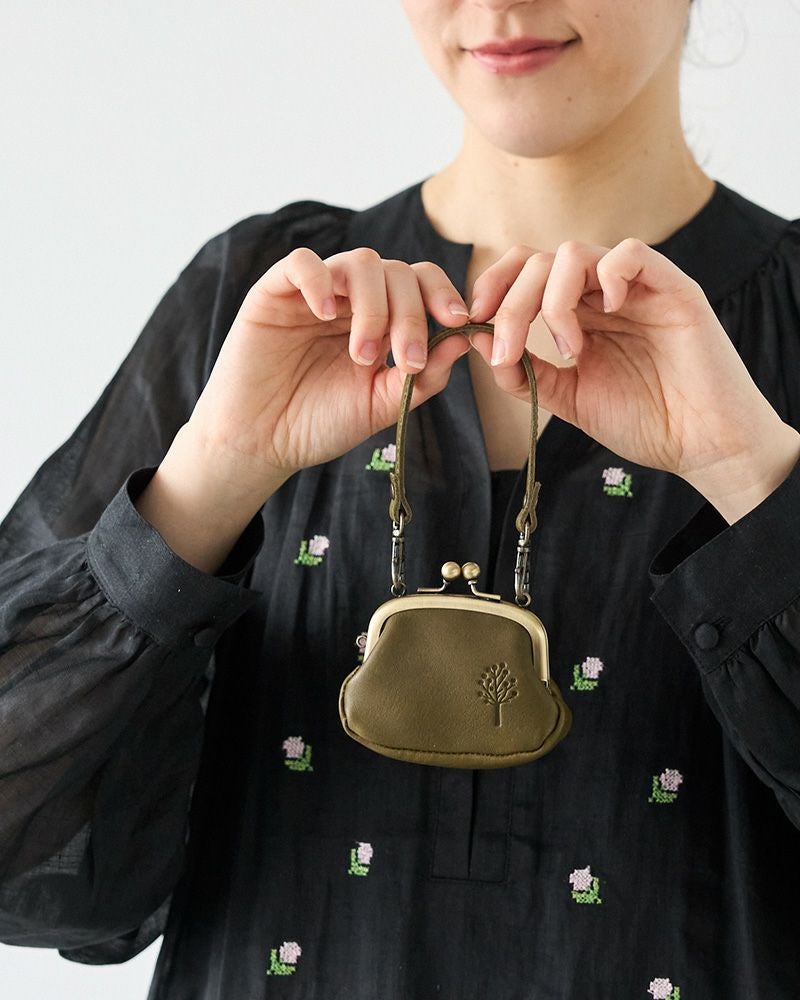 がま口のレトロ感と、ナチュラルな革。大人のバッグにもなじむ、小さなレザーチャーム