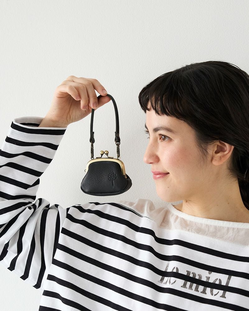 本革ならではの経年変化も楽しめる、がま口バッグチャーム。使うほど、自分らしく