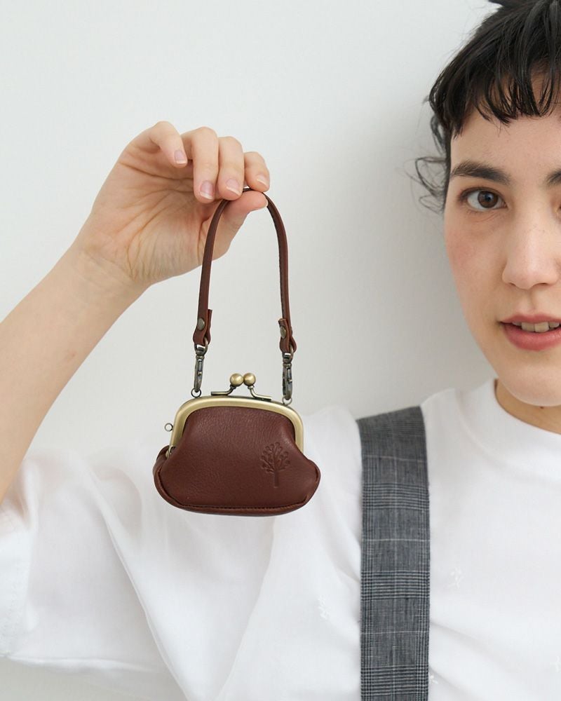 いつものバッグが、少し愛おしくなる。すっぴんレザーを使った、やさしい表情のがま口チャーム