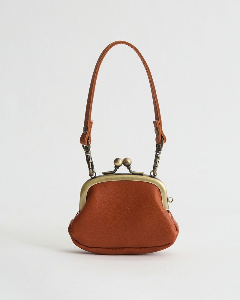 シンプルなバッグに、ほどよい遊び心を。がま口デザインのレザーチャーム