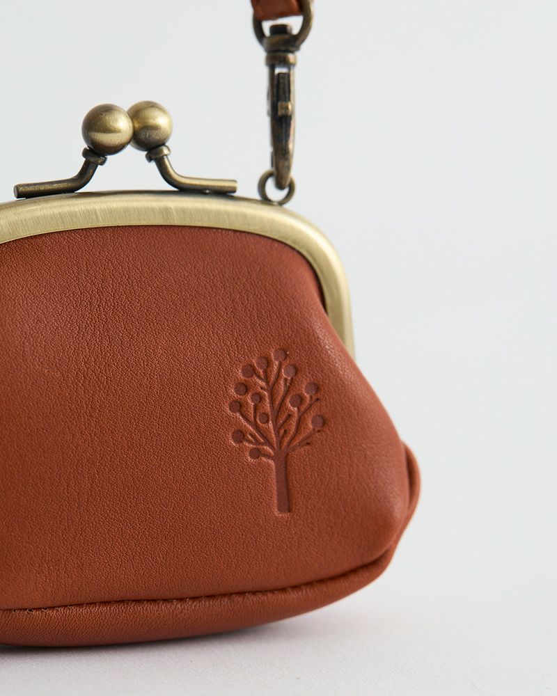 ナチュラルにも、きれいめにも。幅広いバッグに合わせやすい、本革がま口チャーム