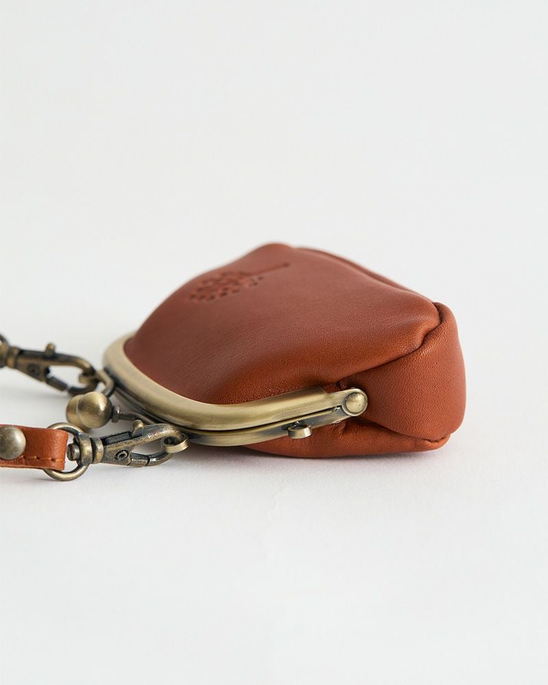 マチがきちんとあるので、厚みのあるイヤホンケースも収納できます。