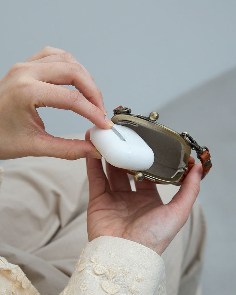 小さ目のイヤホンケースがピッタリ入る大きさ。小銭入れや薬入れにしても便利です。