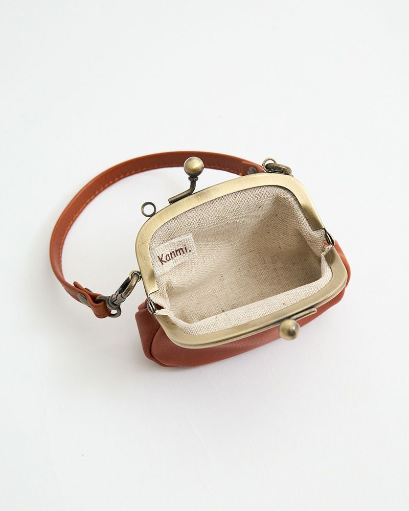 小さいけれどがばっと開くがま口だから、中身が見やすく取り出しやすい。