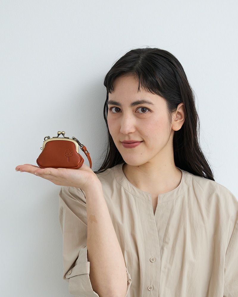 ナチュラルで温かみのあるキャメル。本革の魅力が伝わるレザーチャーム