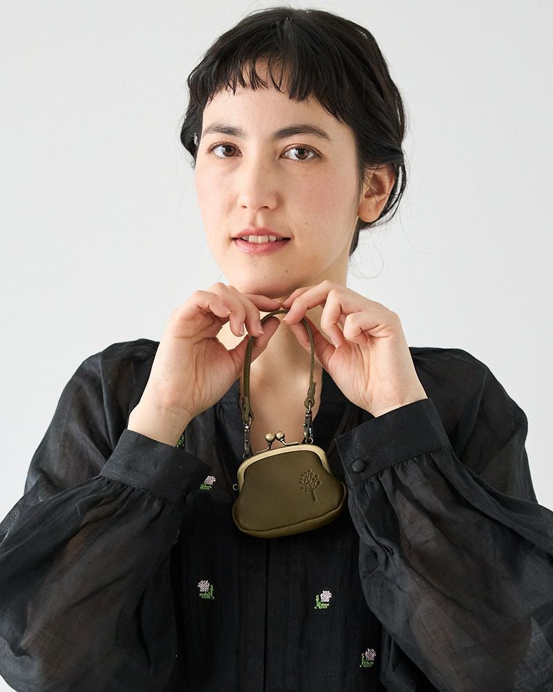 自然になじむ、やさしいグリーン。ナチュラル派におすすめの、がま口バッグチャーム