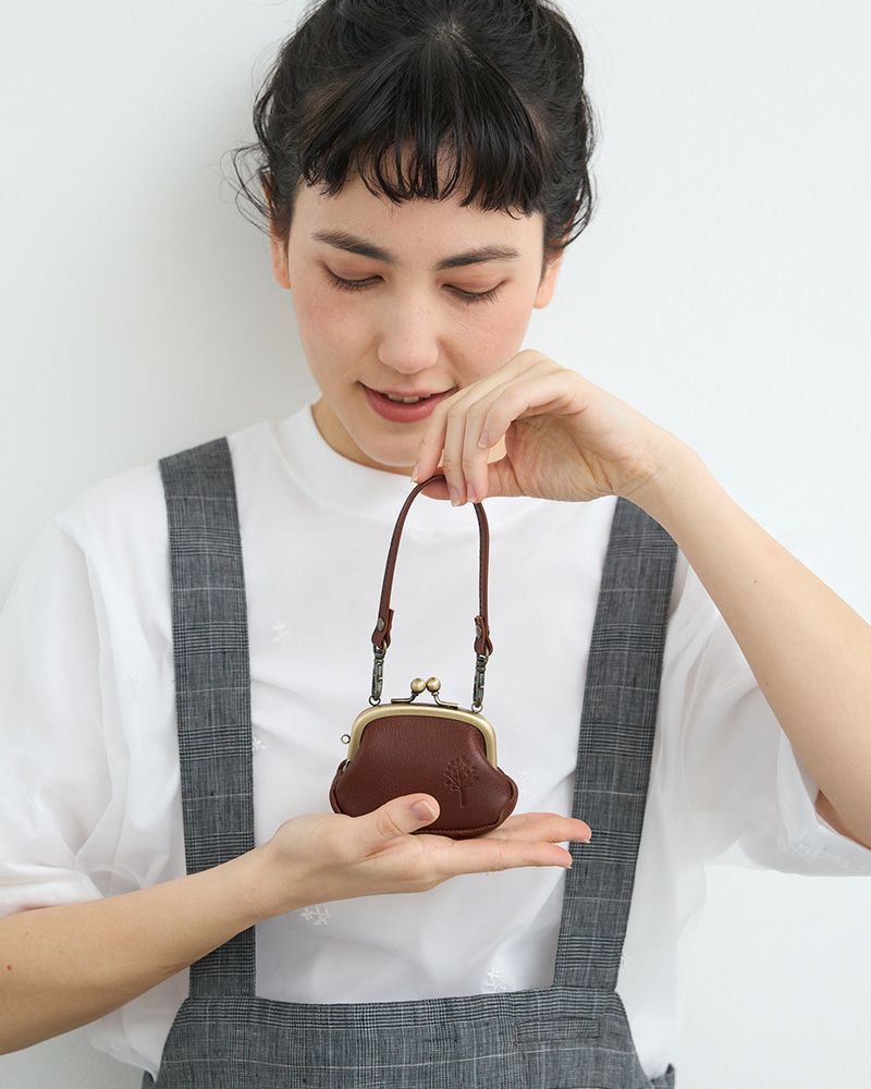 落ち着きと安心感のあるダークブラウン。どんなバッグにもなじむ、がま口チャーム